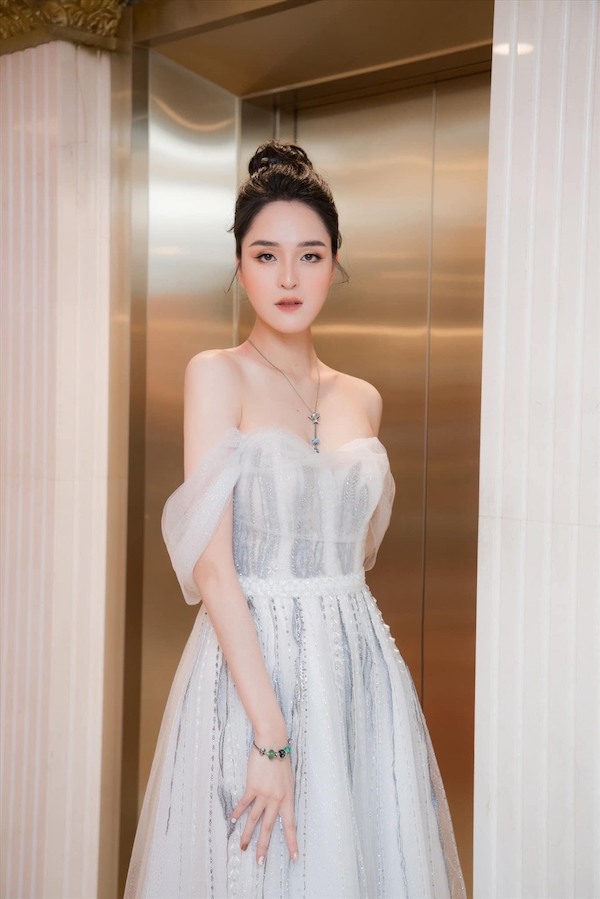 A hau Hoang Anh co cuoc song kin tieng sau khi ket hon. Anh: NVCC