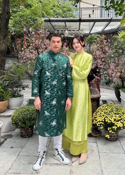 A hau Thanh Tu va chong doanh nhan. Anh: Chup tu trang ca nhan