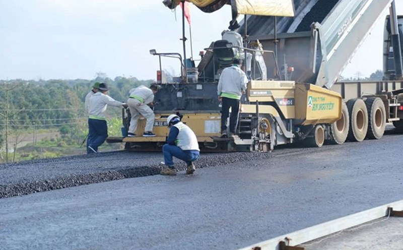 The mass asphalt construction unit on component project 3 of the Khanh Hoa - Buon Ma Thuot expressway. Photo: Phan Tuan