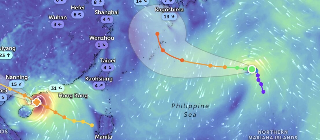  Bao Ha Long (phai) va bao so 11 Matmo dang hoat dong rat manh o tay Thai Binh Duong va Bien Dong. Anh: Zoom Earth