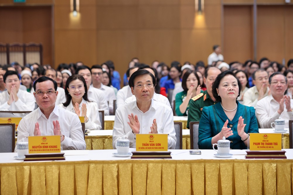 Pho Chu tich Uy ban Trung uong MTTQ Viet Nam, Chu tich Tong Lien doan Lao dong Viet Nam va cac dai bieu du le phat dong. Anh: Nhat Bac