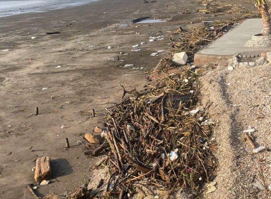 Garbage drifted into Do Son beach, Hai Phong before storm Soc 11. Photo: Phuong Do Son