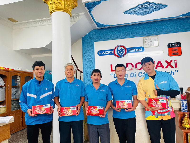 Dong Thuy Co. Ltd. 노동조합은 2 000명의 노동자에게 따뜻한 추석을 선물합니다. 사진: Lam Duc