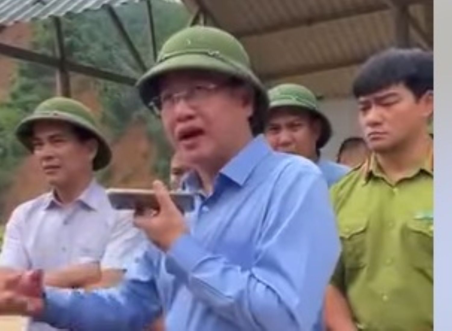 Ong Mai Xuan Liem - Pho Chu tich UBND tinh Thanh Hoa goi dien chi dao khac phuc bao lu. Anh: Tran Lam