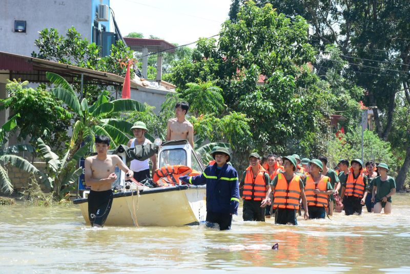 Bo doi giup nguoi dan tai xa Kim Tan khac phuc hau qua mua lu. Anh: Minh Hoang