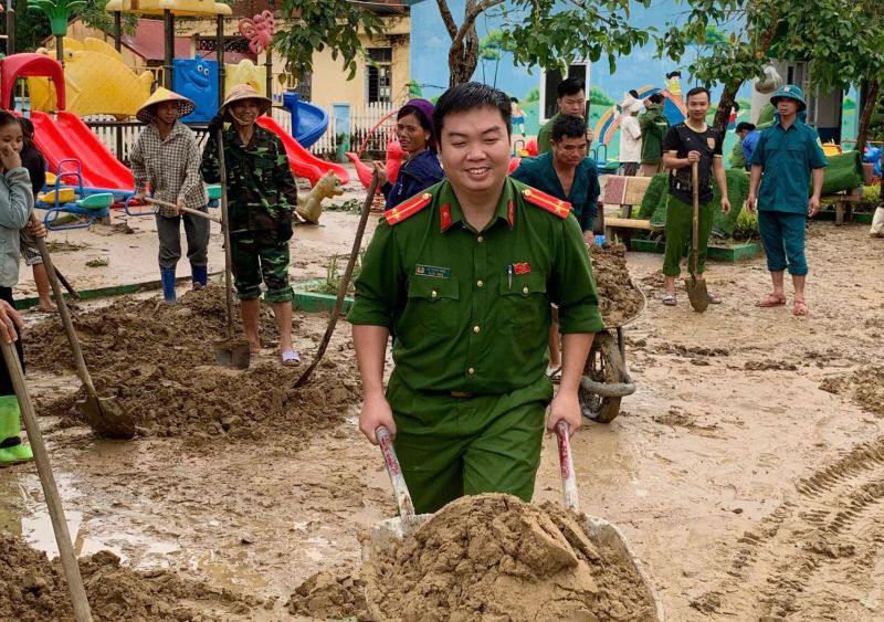 Luc luong cong an giup nha truong don bun dat sau mua lu o xa Xuan Chinh, tinh Thanh Hoa. Anh: Cong an Thanh Hoa