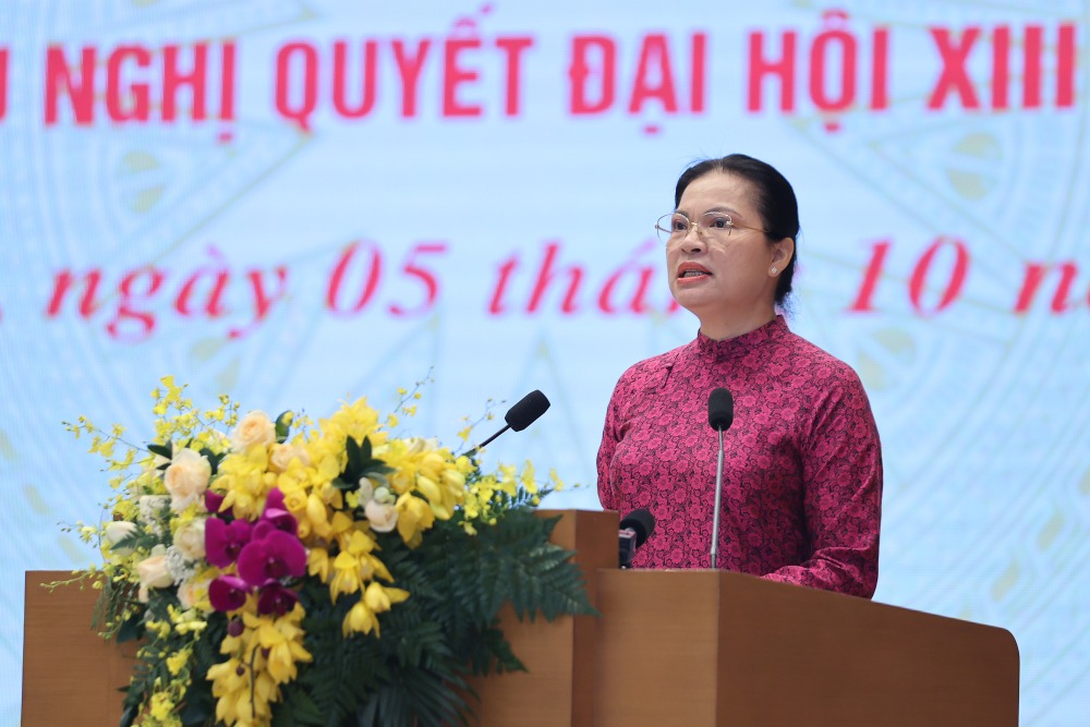 La Sra. Ha Thi Nga - Vicepresidenta del Comite Central del Frente de la Patria de Vietnam - pronuncio un discurso en respuesta en la ceremonia de lanzamiento de la carrera de alto rendimiento para celebrar el XIV Congreso del Partido. Foto: VGP/Nhat Bac