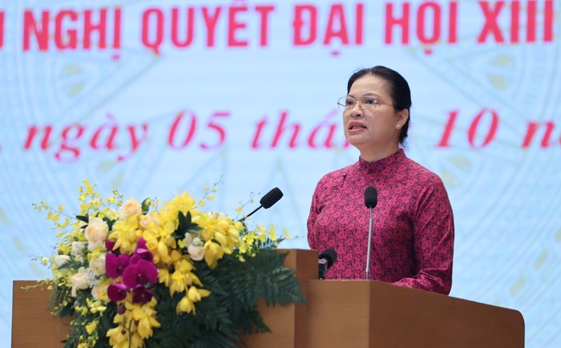 Ms. Ha Thi Nga - Vice Chairwoman of the Central Committee of the Vietnam Fatherland Front - gave a speech in response to the launching ceremony of the peak emulation period to achieve achievements to celebrate the 14th National Party Congress. Photo: VGP/Nhat Bac