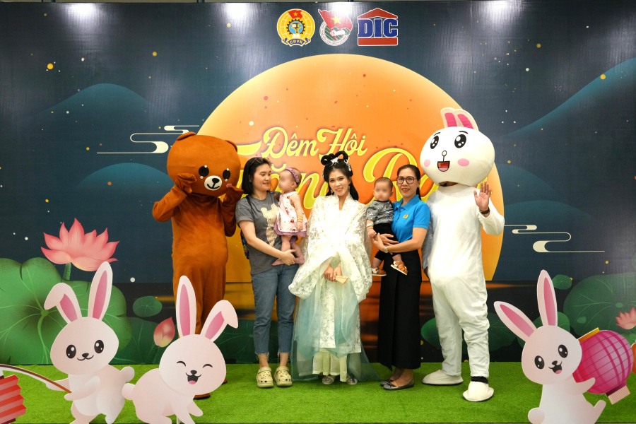 Cac chau thieu nhi cung gia dinh chup anh check-in voi “Chi Hang“. Anh: Thanh An