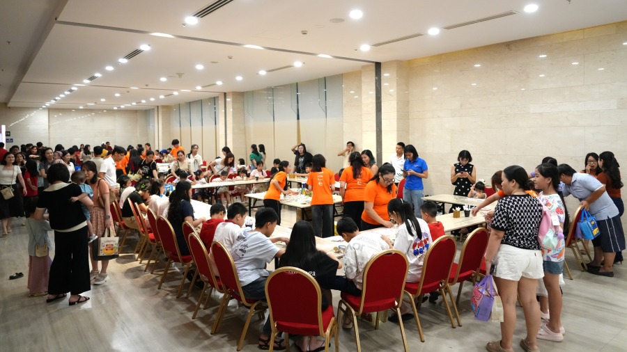 Cac em tham gia workshop truoc khi vao Dem hoi trang ram. Anh: Thanh An