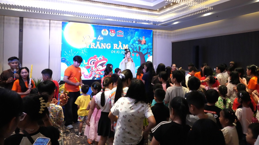Hàng trăm em thiếu nhi hào hứng với các hoạt động trong Đêm hội Trăng rằm năm 2025. Ảnh: Thành An