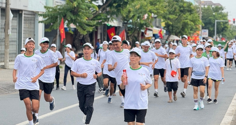 Cac van dong vien hao hung tham gia noi dung chay bo 1,5km tai Ngay hoi The thao Cong dong tinh Vinh Long nam 2025. Anh: Hoang Loc.