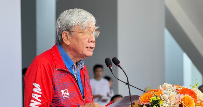 El profesor Dr. Lam Quang Thanh miembro del Comite Ejecutivo Jefe del Departamento de Educacion Olimpica Comite Olimpico de Vietnam habla en la ceremonia de apertura del Dia del Deporte Comunitario de la provincia de Vinh Long. Foto: Hoang Loc
