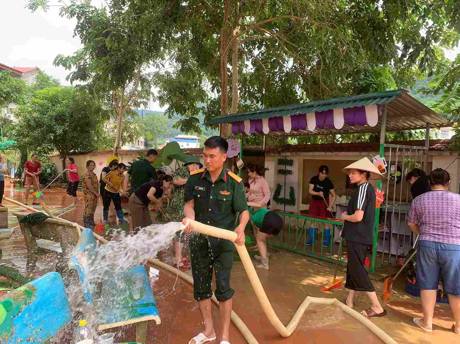Cac truong hoc dang khan truong don dep bun dat. Anh: Bo CHQS Cao Bang
