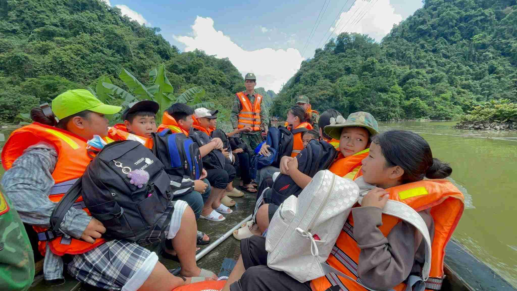 Absolutamente no interrumpir el acceso a la escuela de los estudiantes que acaban de pasar por las inundaciones. Foto: Ministerio de Defensa Nacional de Cao Bang
