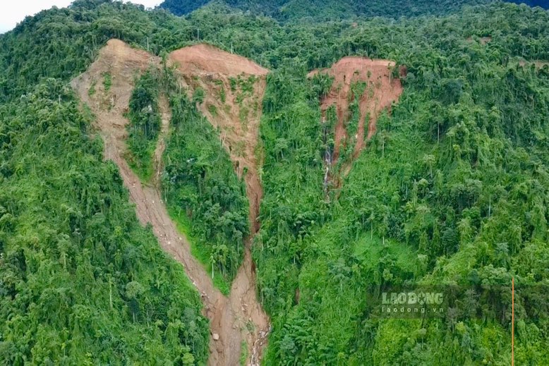 Khu vuc du an thuy dien dang do, dat thi cong nam chat dong tren dinh nui. Anh: Nhom PV.