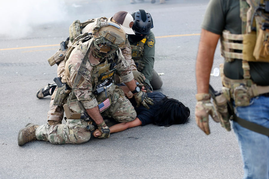 One person was arrested while confronting the Border Guard in the Brighton Park neighborhood of Chicago, Illinois, on October 4. Photo: AFP