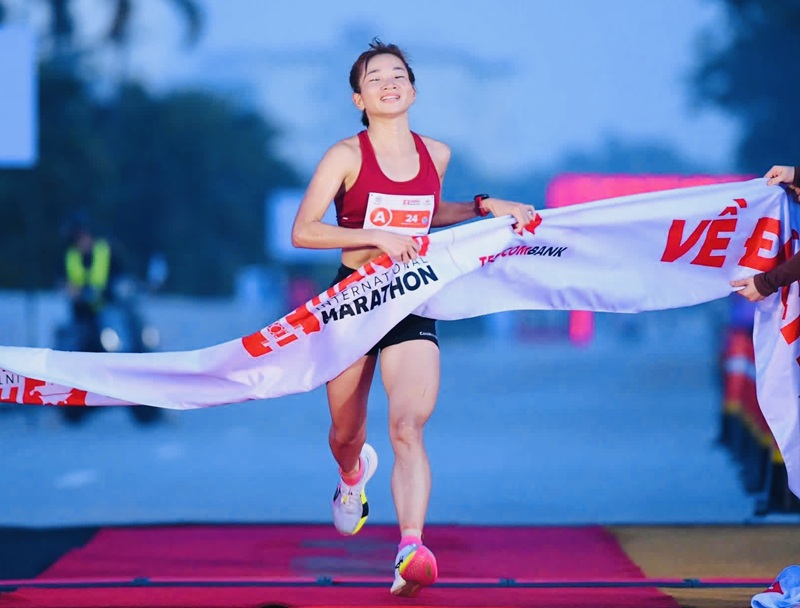 응우옌 티 오안 선수가 대회 여자 21km 거리에서 1위를 차지했습니다. 사진: Techcombank Hanoi International Marathon 2025