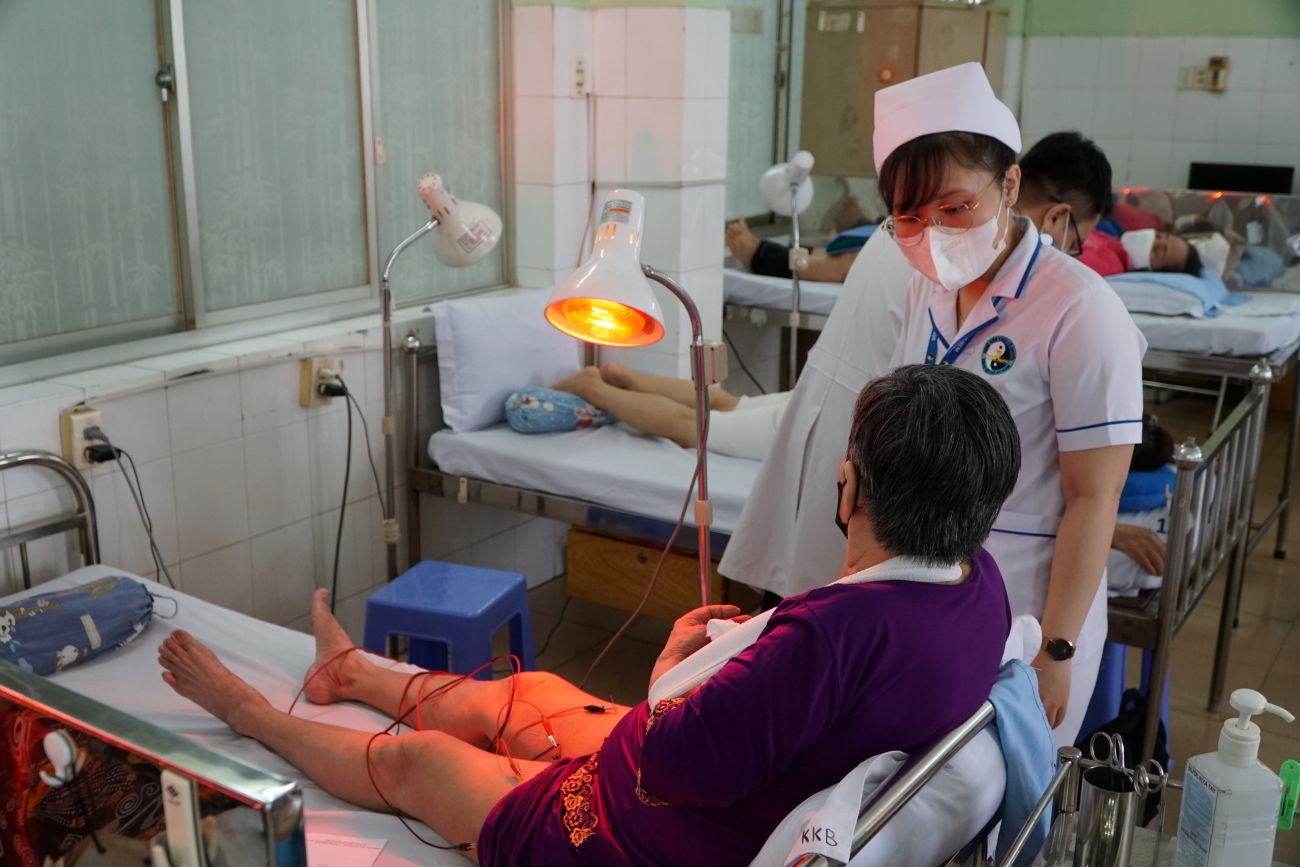 Elderly people in Ho Chi Minh City receive free medical examinations and health insurance cards