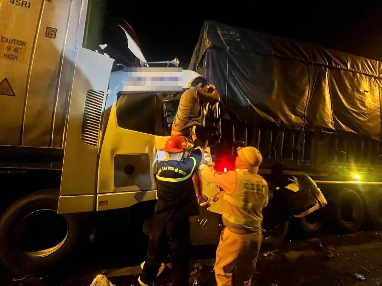 被害者を安全に救出、搬送。写真:Dong Nai省警察