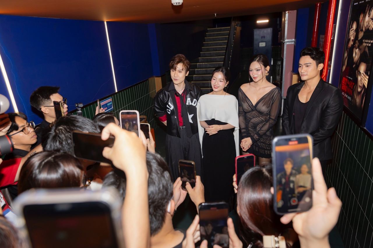 Les stars du film sortent au public. Photo : Compagnie de tournage.