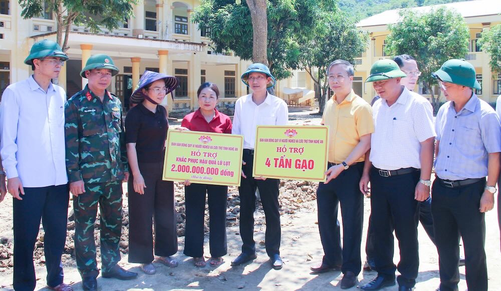 Nguon kinh phi ho tro cua tinh dang duoc trao den cac xa bi thiet hai do bao so 10. Anh: Ngoc Anh