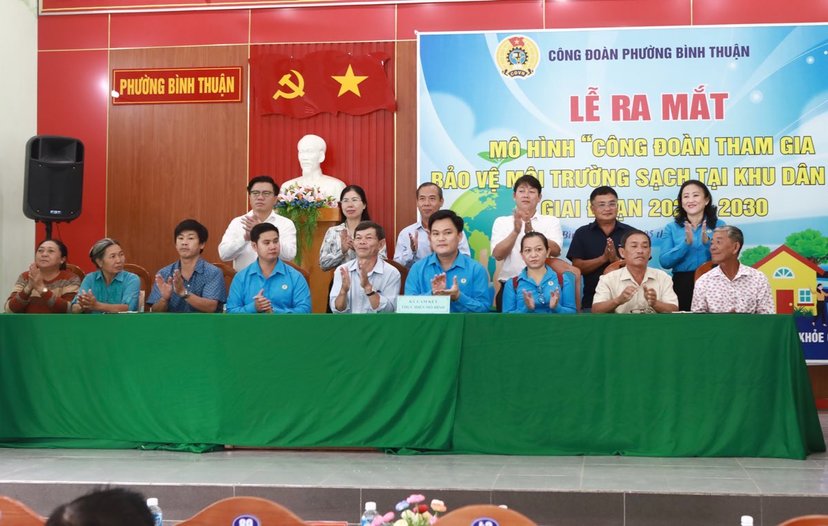 Cac cong doan co so va dai dien khu pho ki ket thuc hien mo hinh. Anh: Duy Tuan 