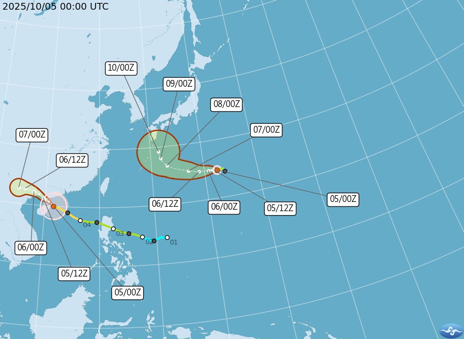 Du bao bao Halong (phai) se nhanh chong tang cap trong khi bao so 11 Matmo (trai) chinh thuc do bo dat lien Trung Quoc, huong ve khu vuc bien gioi Viet Nam - Trung Quoc tu dem 5.10. Anh: CWA
