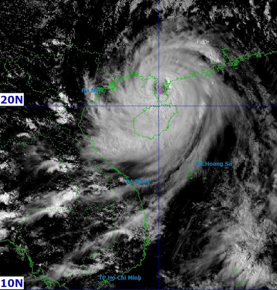 On the afternoon of October 5, storm No. 11 Matmo was at about 20.8 degrees North latitude; 110.2 degrees East longitude, about 250km East Southeast of Mong Cai (Quang Ninh). Photo: NCHMF