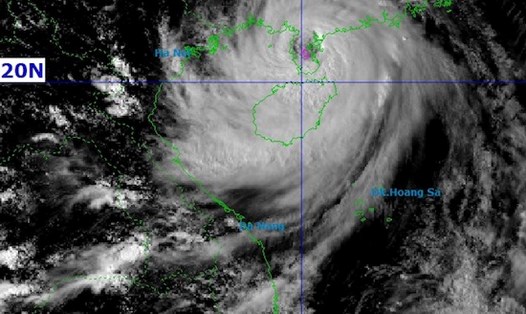 Chiều 5.10 bão số 11 Matmo đang ở khoảng 20.8 độ Vĩ Bắc; 110.2 độ Kinh Đông, cách Móng Cái (Quảng Ninh) khoảng 250km về phía Đông Đông Nam. Ảnh: NCHMF