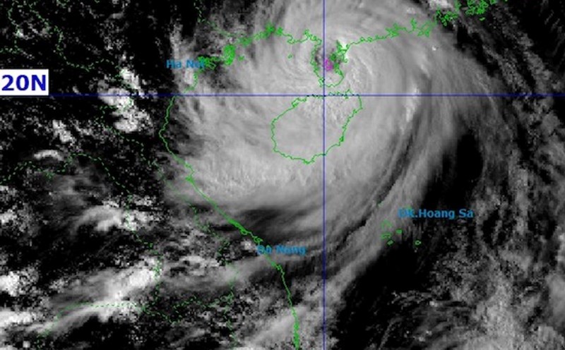 On the afternoon of October 5, storm No. 11 Matmo was at about 20.8 degrees North latitude; 110.2 degrees East longitude, about 250km East Southeast of Mong Cai (Quang Ninh). Photo: NCHMF