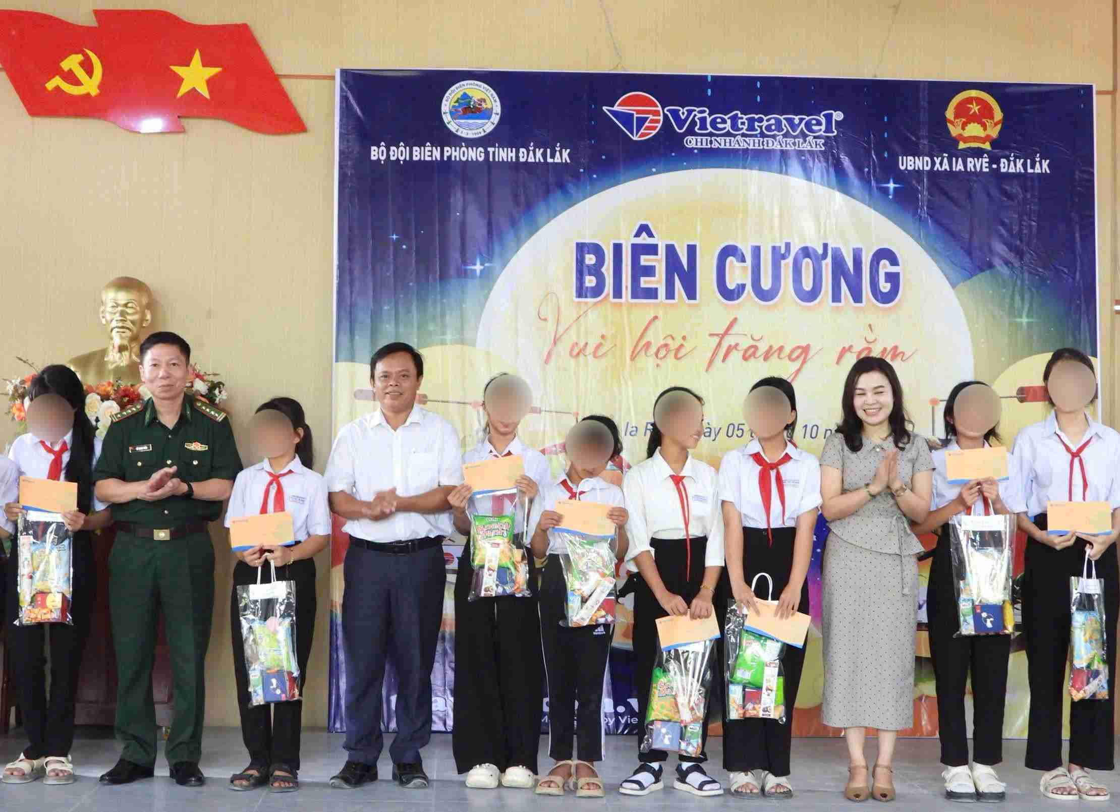 Nhung suat qua y nghia se tiep them dong luc cho cac em vuon len trong hoc tap. Anh: Bao Trung 