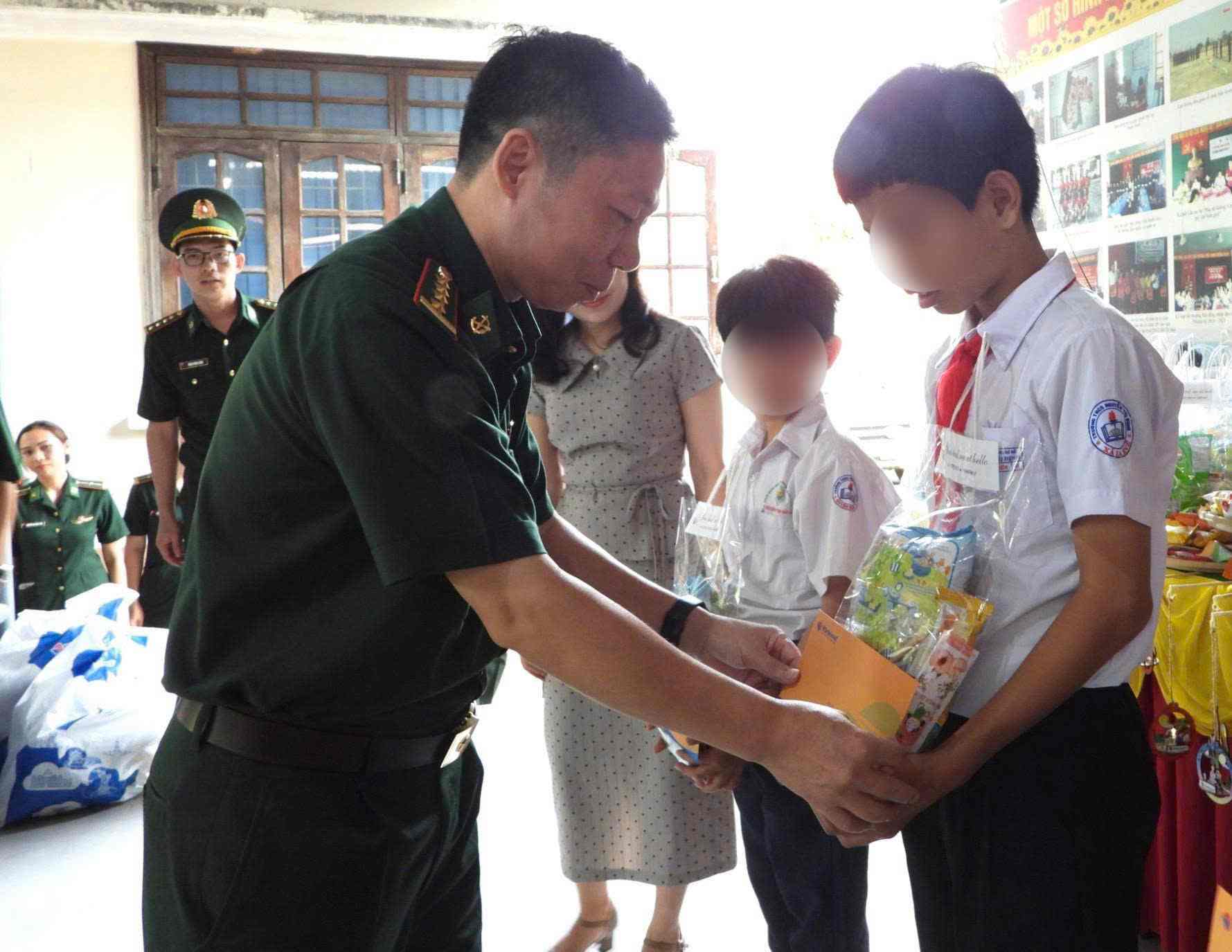 Cac suat qua duoc trao tan tay cac em hoc sinh. Anh: Bao Trung 