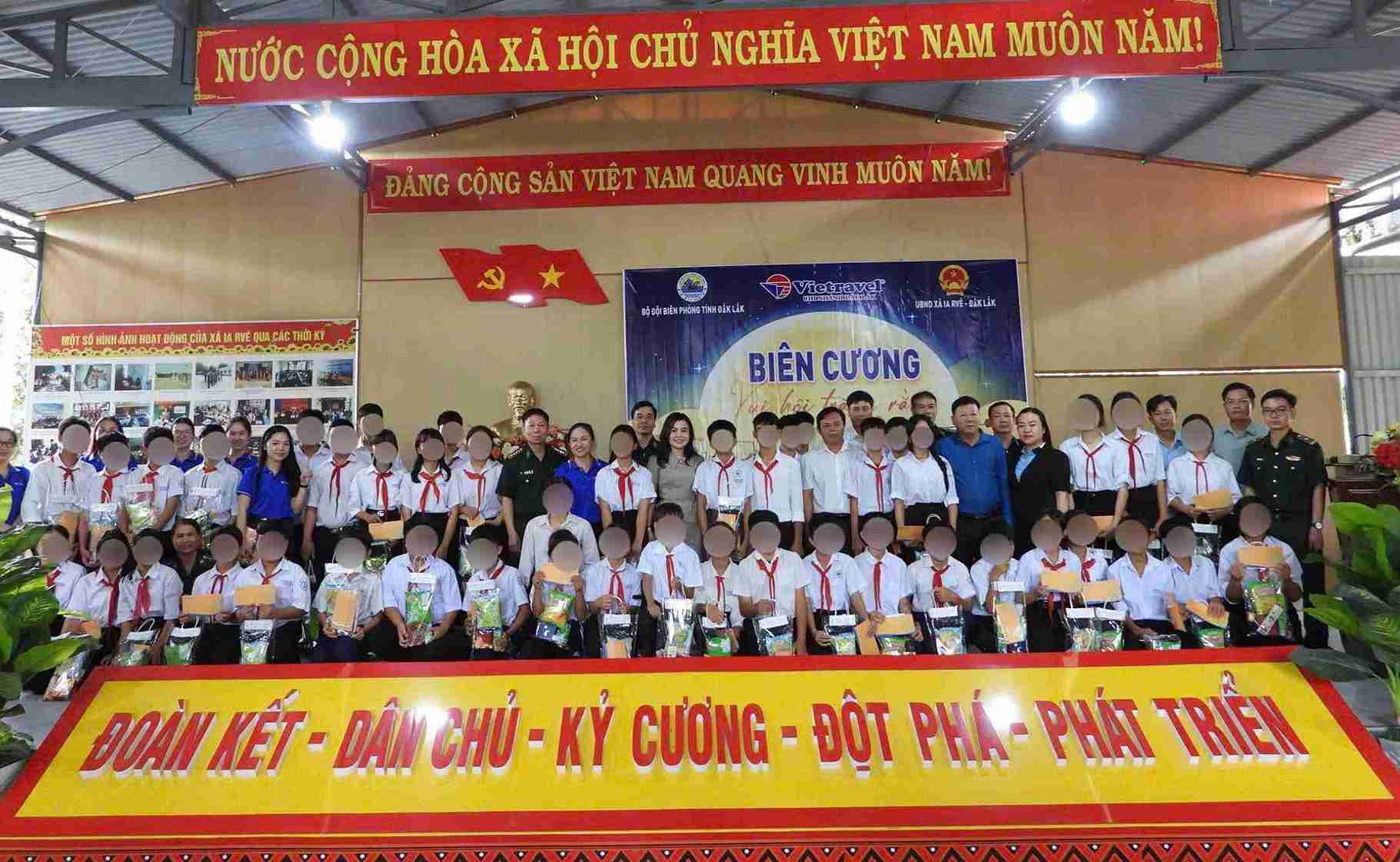 The program "Dien Thu - Phuong Trang Phuong" took place in Ia Ri Commune, Dak Lak Province. Photo: Bao Trung