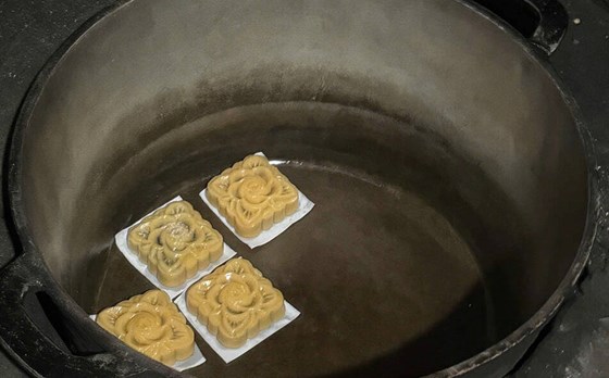 In the middle of the mountains and forests of Bat Xat, the Giay ethnic family still preserves the traditional Mid-Autumn Festival with fragrant handmade baked cakes.