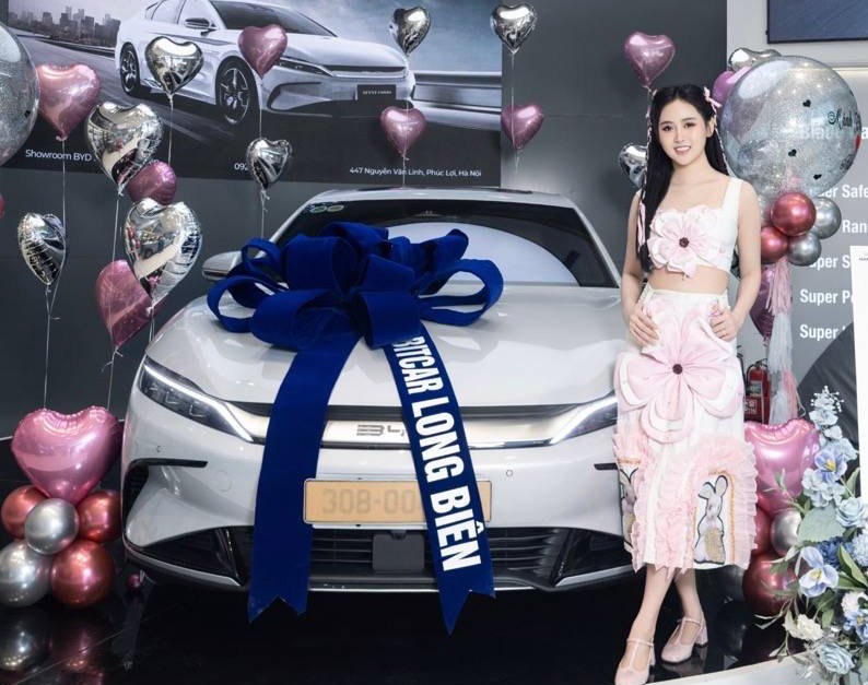 A hau Truc Ny di nhan xe hop moi. Anh: Nhan vat cung cap.