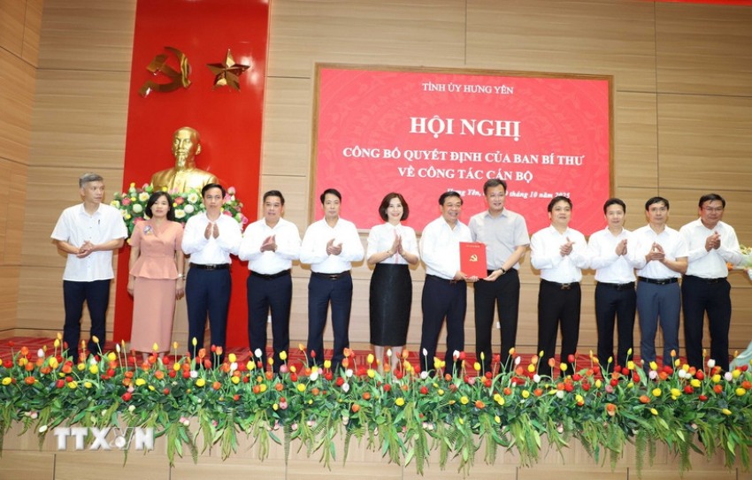 Hung Yen Provincial Party Secretary Nguyen Huu Nghia presented the decision to Mr. Nguyen Quang Hung - Chairman of the Provincial Party Committee's Inspection Committee for the 2025-2030 term. Photo: VNA