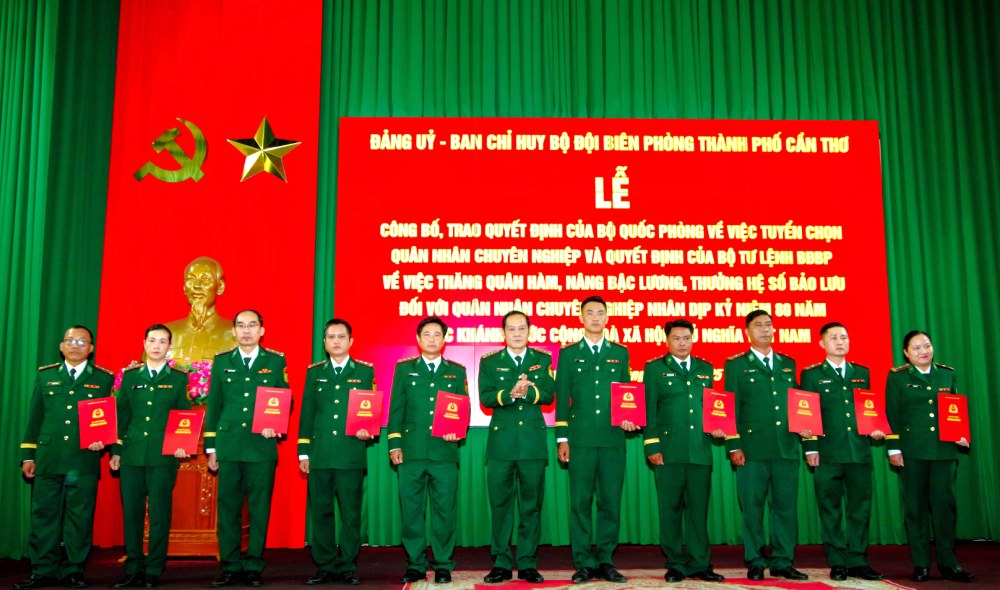 Dai ta Huynh Thanh Hung - Chinh uy BDBP TP Can Tho trao quyet dinh nang luong, thang quan ham cho cac si quan QNCN. Anh: Van Long/thanhuycantho.vn