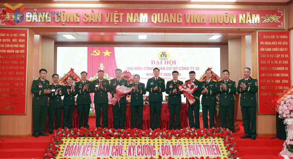 Lanh dao Binh doan 19, Cong ty 35 tang hoa chuc mung Ban Chap hanh cong doan co so Cong ty 35 . Anh: https: quangninh.gov.vn