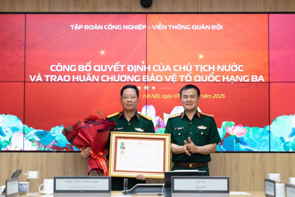 Colonel Dao Xuan Vu - Deputy General Director of the Military Industry and Telecommunications Group received the Third Class Fatherland Protection Medal. Photo: Viettel