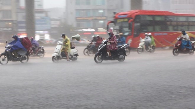 Đề phòng mưa lớn, ngập đường, ảnh hưởng tới việc học tập của học sinh như cơn bão số 10 gây ra, các trường học tại Hà Nội đã lên phương án phòng, chống bão Matmo. Ảnh: Tô Thế