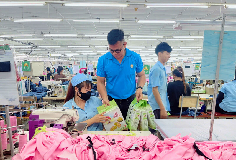 Anh Nguyen Hoa – Chu tich Cong doan co so Xi nghiep May Tuy Phong trao tang qua trung thu cho cong nhan lao dong. An: Duc Lam