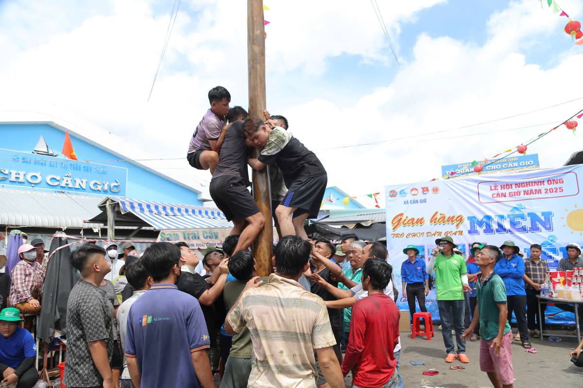 The fat climbing game attracts many participants. Photo: Giang Le
