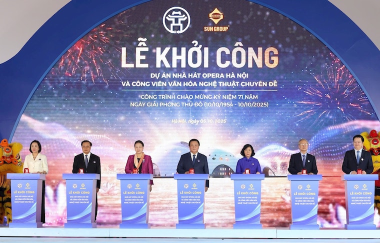 Cac dong chi lanh dao Trung uong va thanh pho Ha Noi thuc hien nghi le khoi cong du an Nha hat. Anh: Viet Thanh