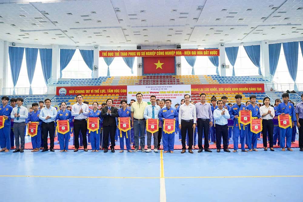 Đại biểu tặng cờ lưu niệm cho 14 đơn vị về tham dự Giải các câu lạc bộ Vovinam TPHCM năm 2025. Ảnh: Sở VHTT TPHCM