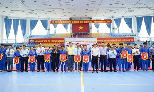 Đại biểu tặng cờ lưu niệm cho 14 đơn vị về tham dự Giải các câu lạc bộ Vovinam TPHCM năm 2025. Ảnh: Sở VHTT TPHCM