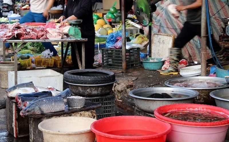 Worried about dirty food at the temporary market, her mother only believes in the supermarket, and workers make a living from rural things. Photo: My Linh