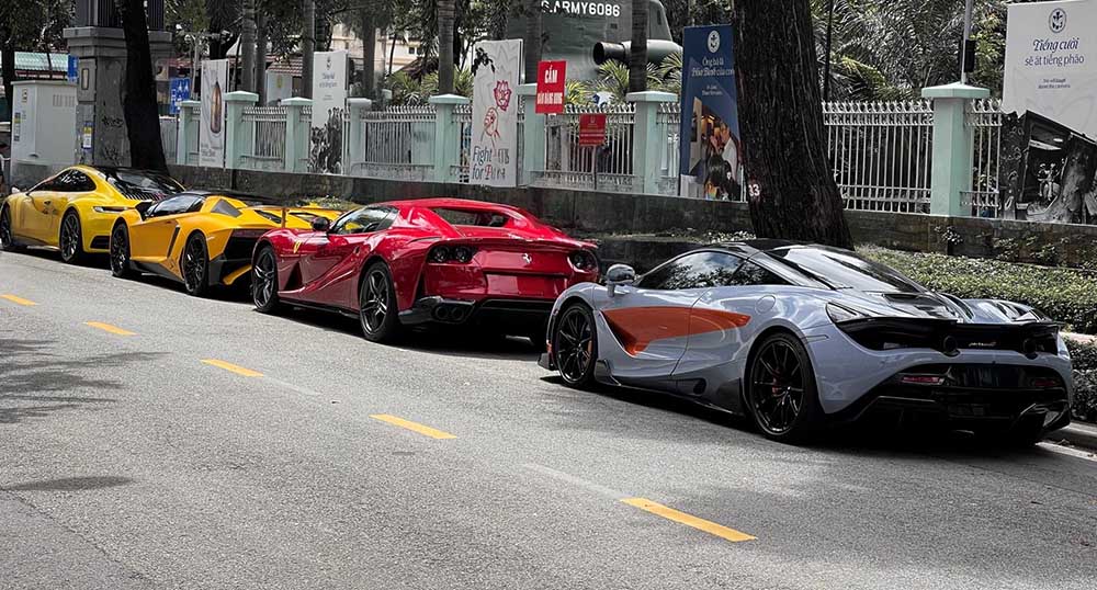 マクラーレン720S、フェラーリ812 GTS、ランボルギーニ・アヴェンタドールSVロードスター、ポルシェ911がホーチミン市街地に登場しました。写真:ニャット・ティエン