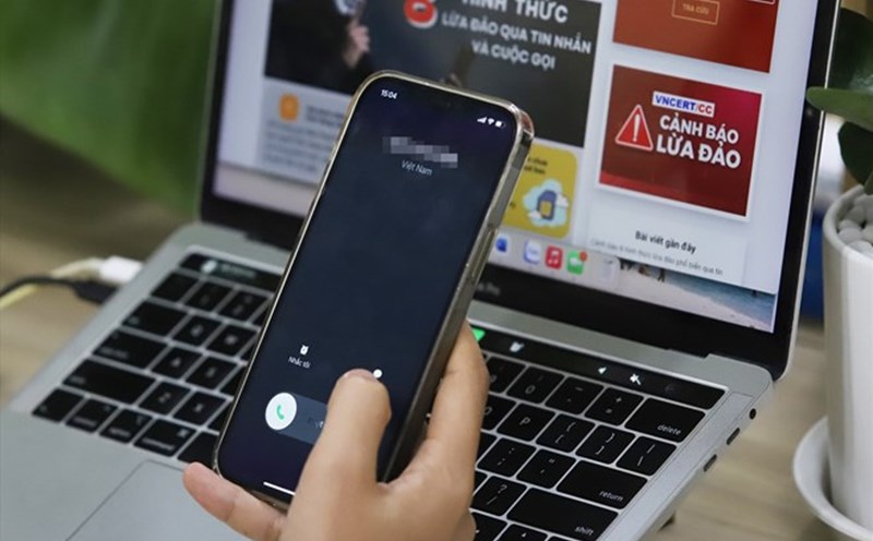 iPhone and Pixel users can now feel more secure against junk calls, thanks to the new smart automatic screening tool deployed by Apple and Google. Photo: Vinh Hoang