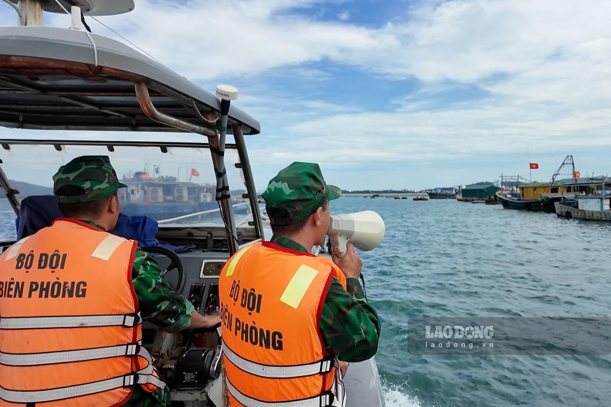 Lực lượng Bộ đội Biên phòng kêu gọi tàu thuyền về nơi trú bão. Ảnh: Thu Báu